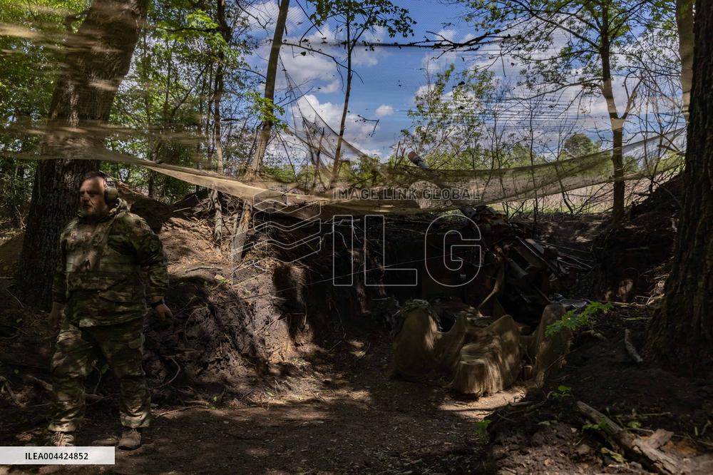 Ukrainian Servicemen Fire KS-19 Near Kharkiv