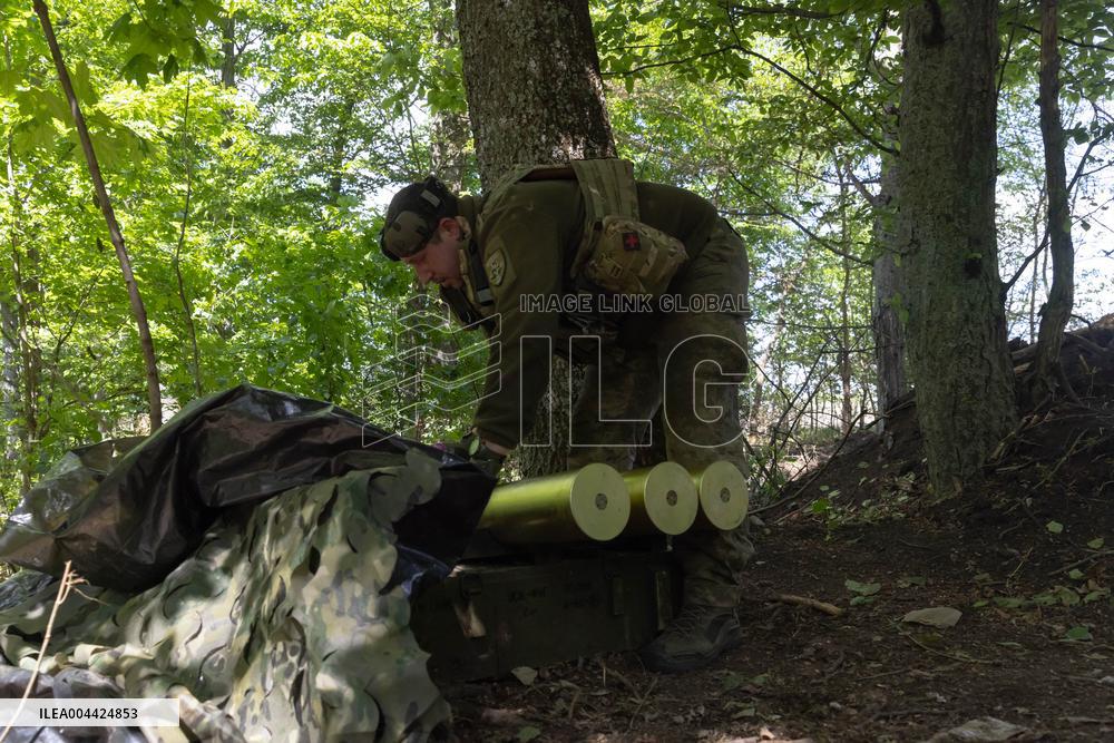 Ukrainian Servicemen Fire KS-19 Near Kharkiv