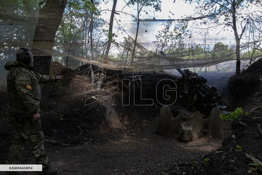 Ukrainian Servicemen Fire KS-19 Near Kharkiv