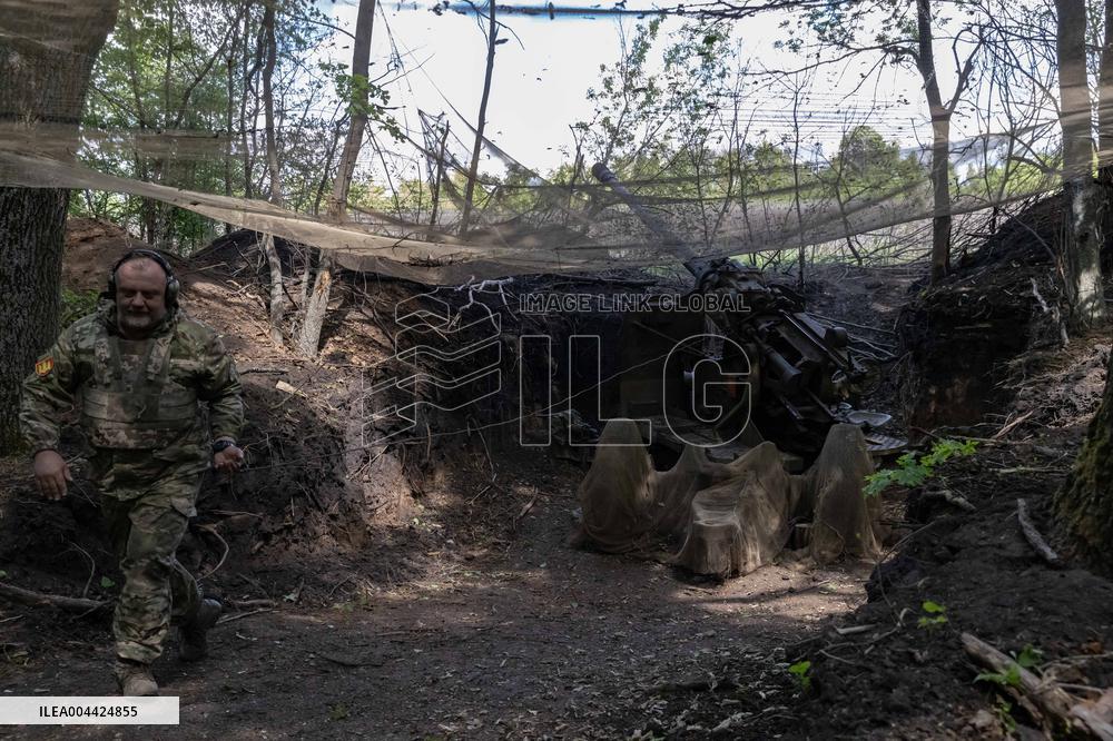 Ukrainian Servicemen Fire KS-19 Near Kharkiv