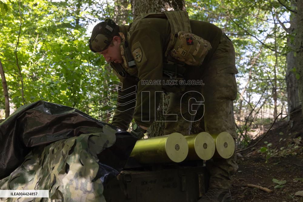 Ukrainian Servicemen Fire KS-19 Near Kharkiv