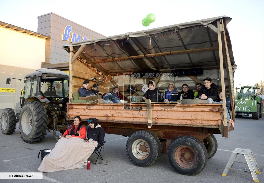 Fans follow the ESC 2025 Grand Final