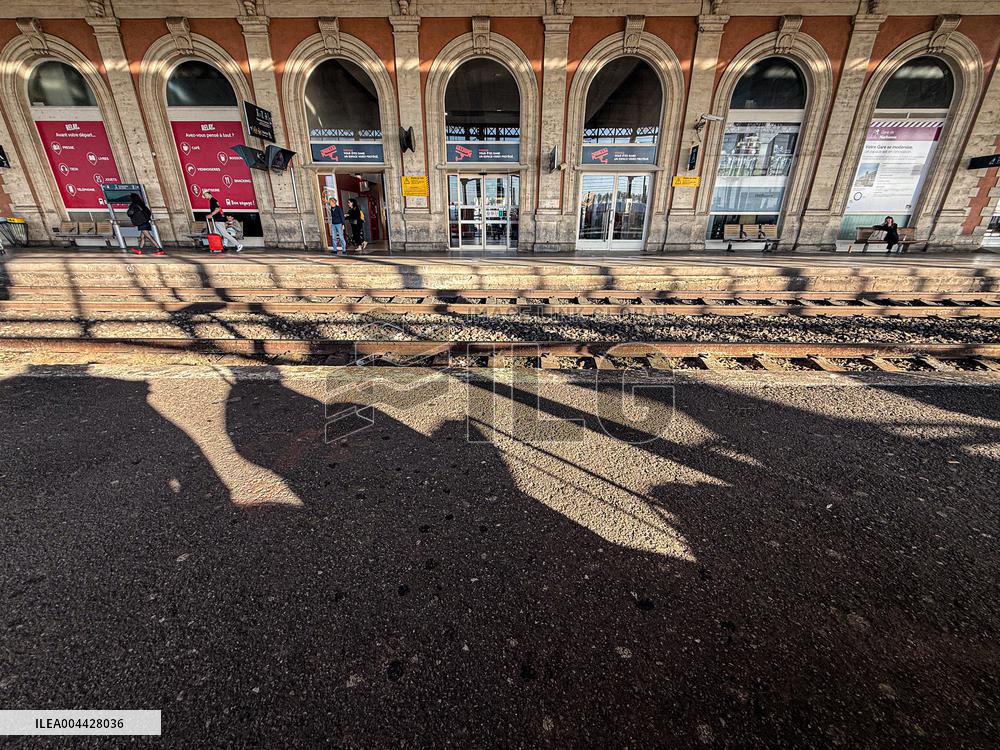 Illustrations Of SNCF Train Station - Narbonne