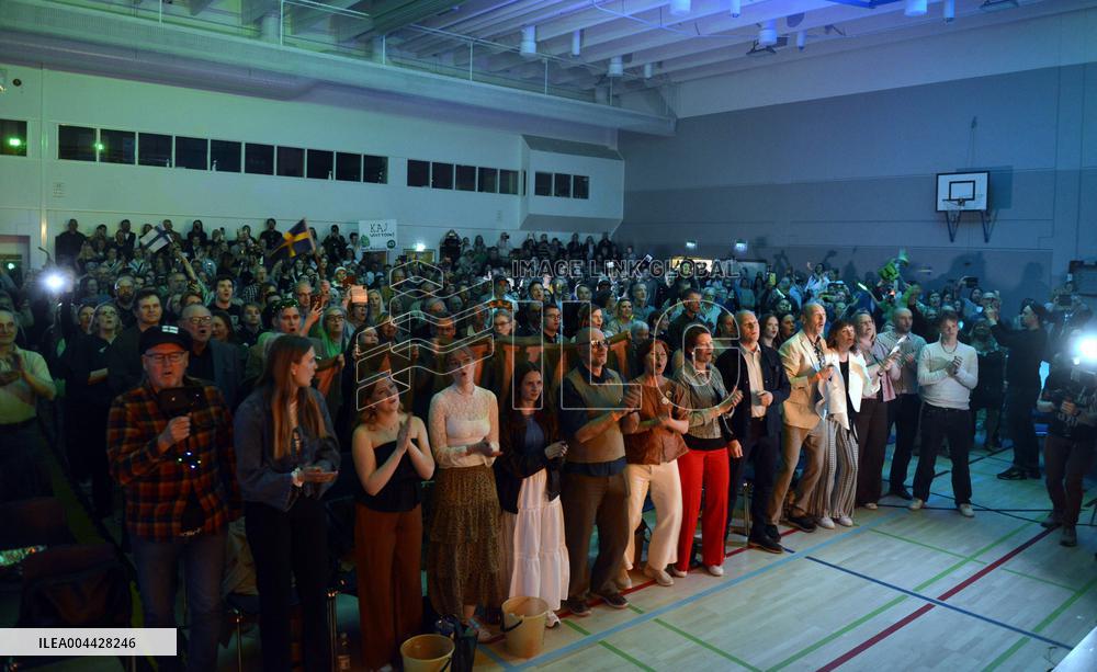 Fans follow the ESC 2025 Grand Final