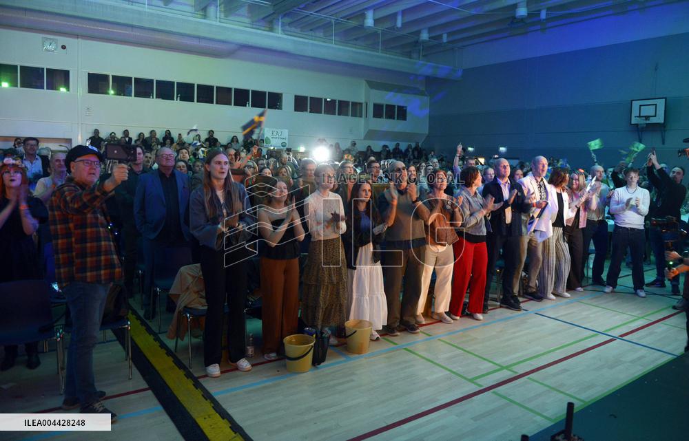 Fans follow the ESC 2025 Grand Final