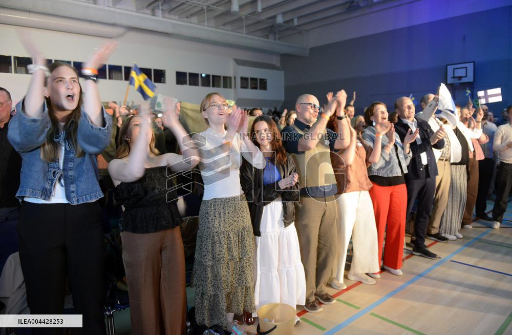 Fans follow the ESC 2025 Grand Final