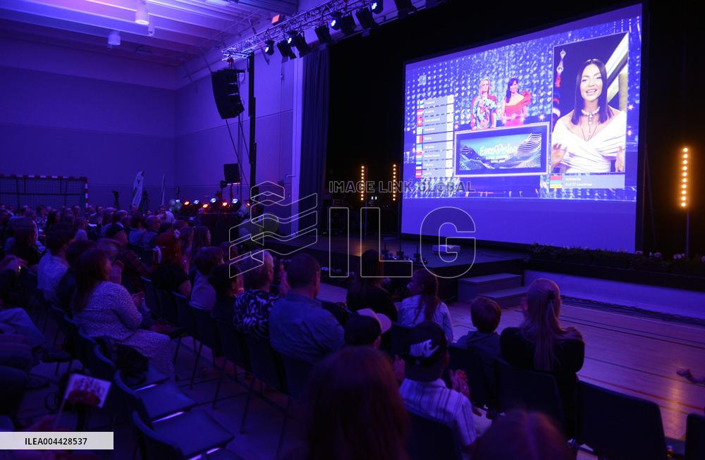 Fans follow the ESC 2025 Grand Final