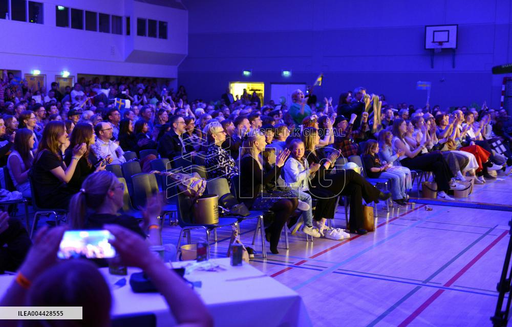 Fans follow the ESC 2025 Grand Final