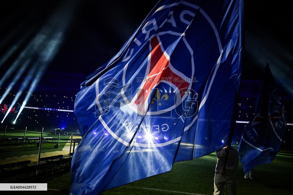PSG celebrates 2024-2025 Ligue 1 trophy - FA