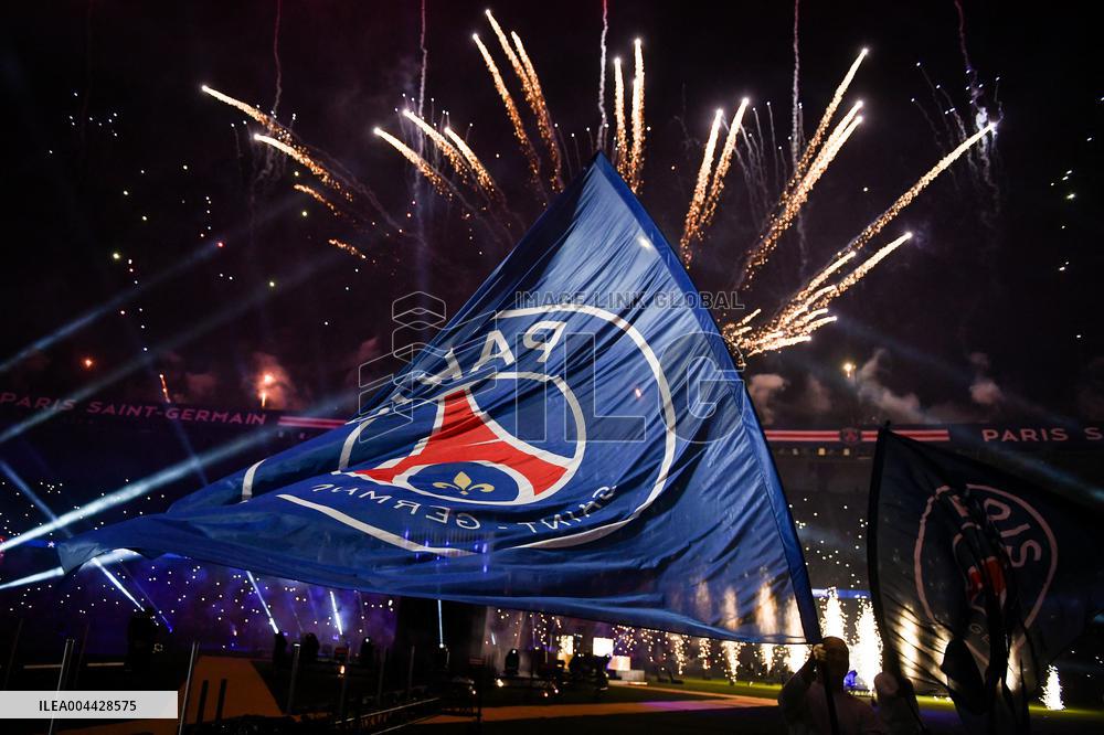 PSG celebrates 2024-2025 Ligue 1 trophy - FA