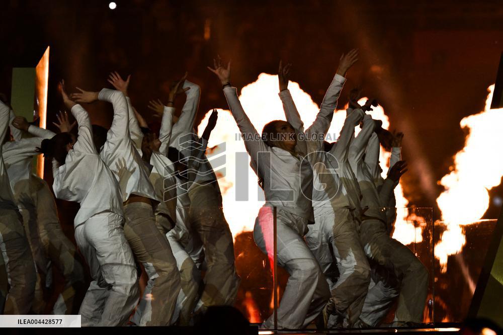 PSG celebrates 2024-2025 Ligue 1 trophy - FA