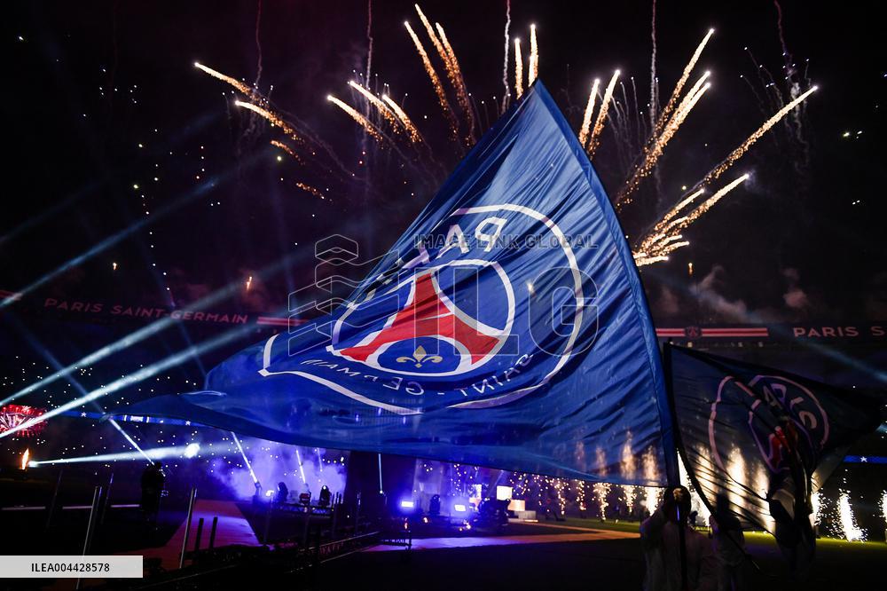 PSG celebrates 2024-2025 Ligue 1 trophy - FA