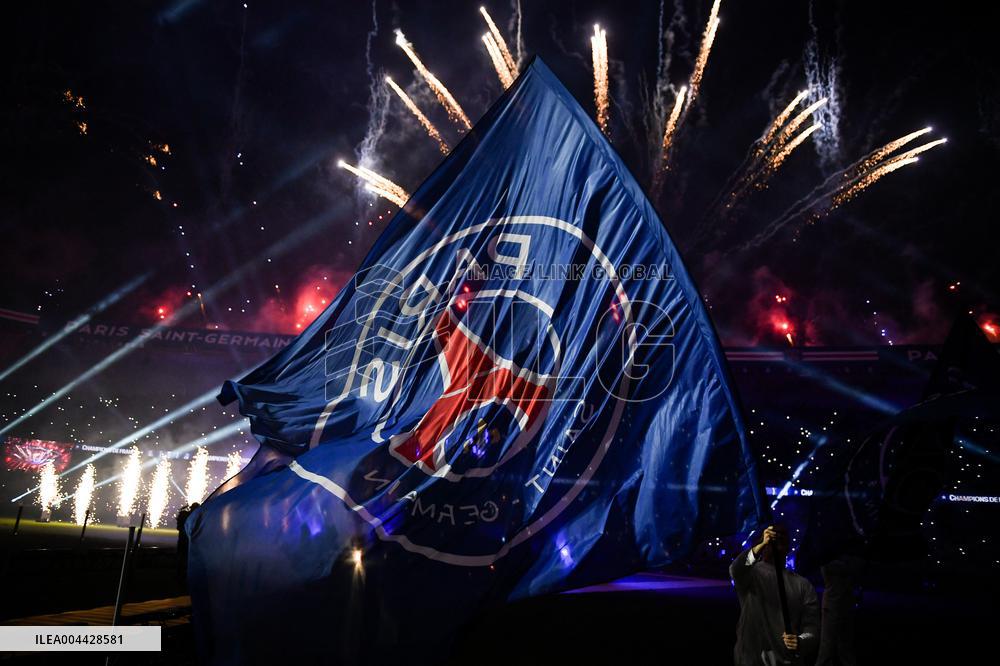PSG celebrates 2024-2025 Ligue 1 trophy - FA