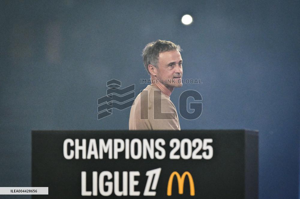 PSG celebrates 2024-2025 Ligue 1 trophy - FA