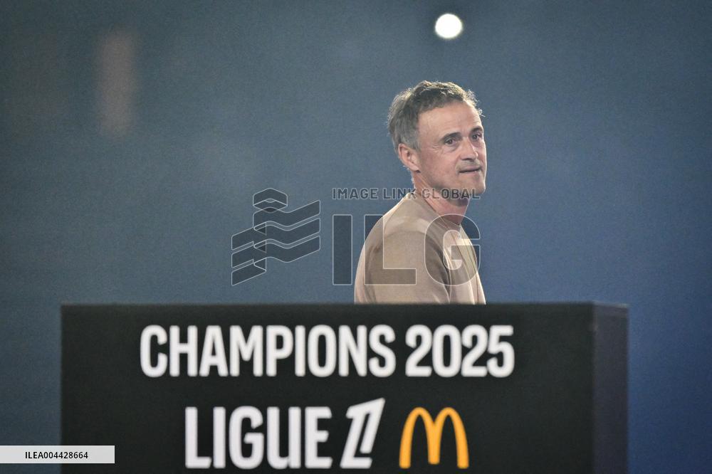 PSG celebrates 2024-2025 Ligue 1 trophy - FA
