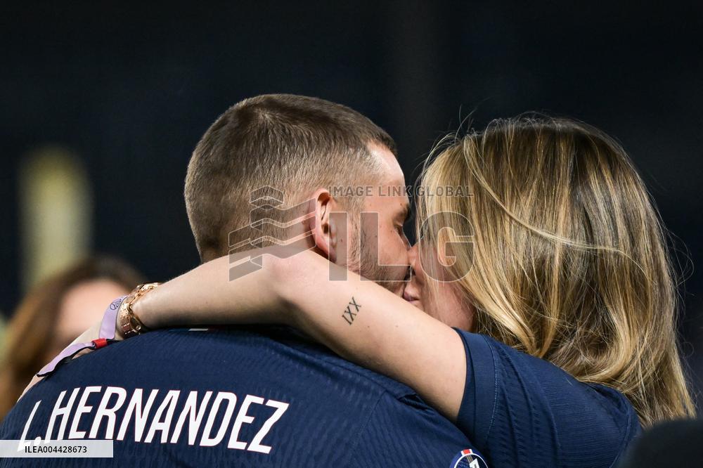 PSG celebrates 2024-2025 Ligue 1 trophy - FA