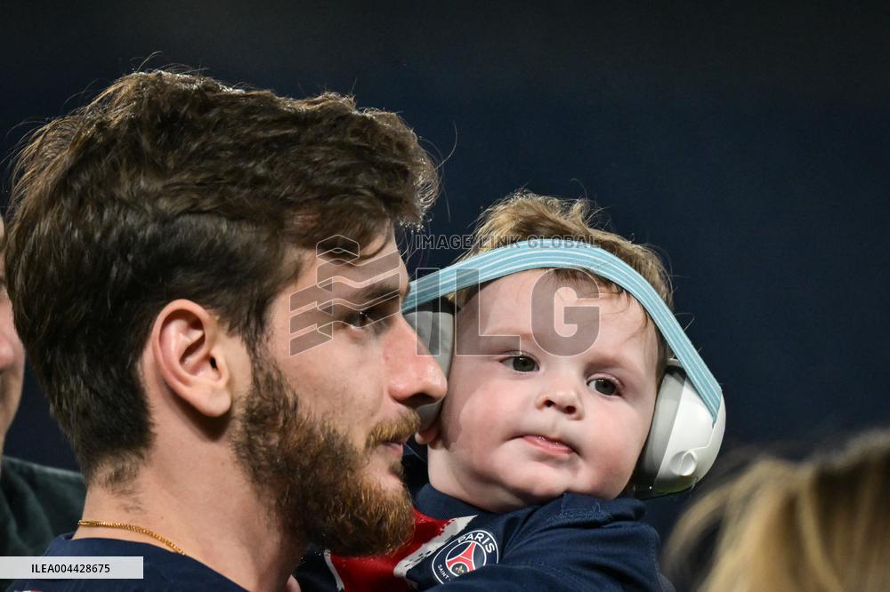 PSG celebrates 2024-2025 Ligue 1 trophy - FA
