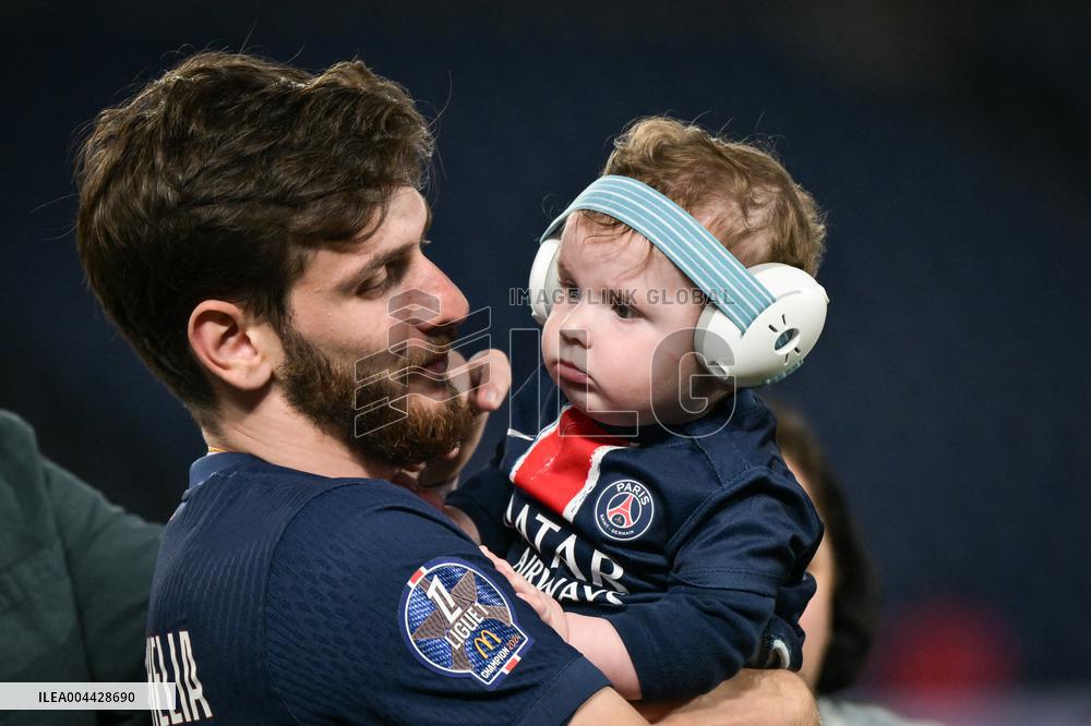 PSG celebrates 2024-2025 Ligue 1 trophy - FA