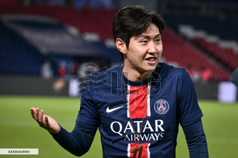 PSG celebrates 2024-2025 Ligue 1 trophy - FA