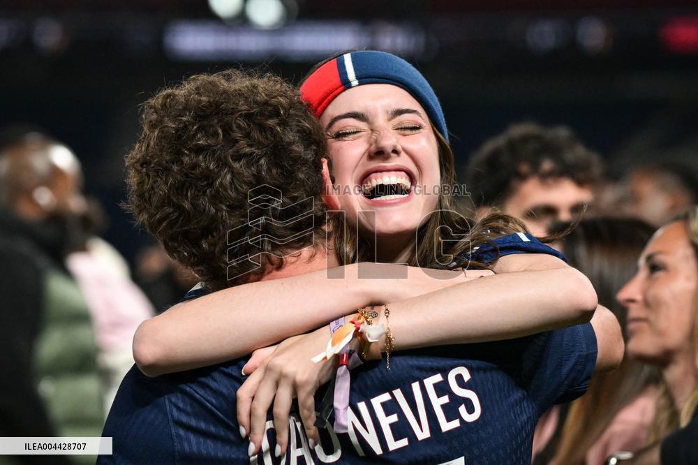 PSG celebrates 2024-2025 Ligue 1 trophy - FA
