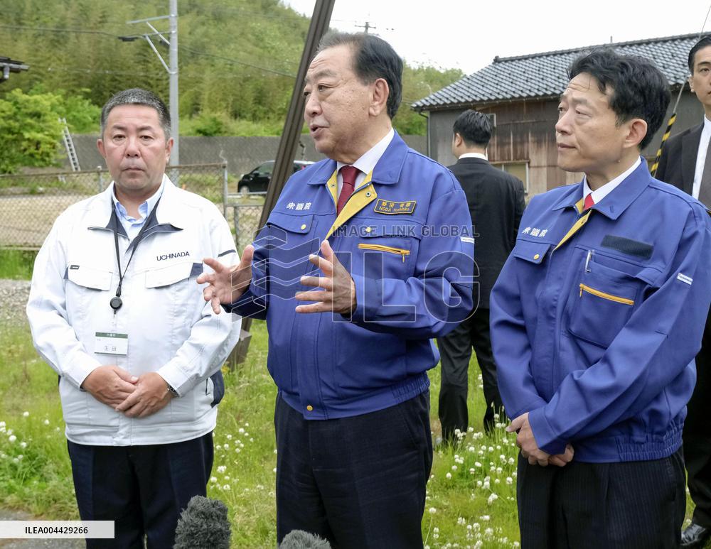 Opposition leader Noda in quake-hit town