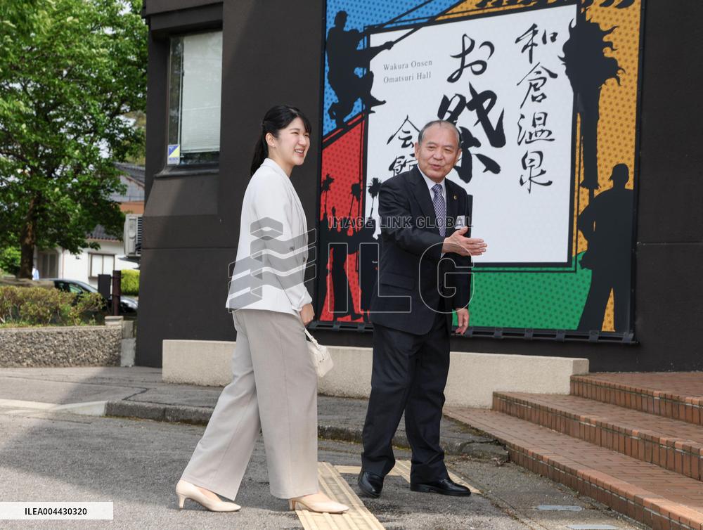 Princess Aiko visits quake-hit city
