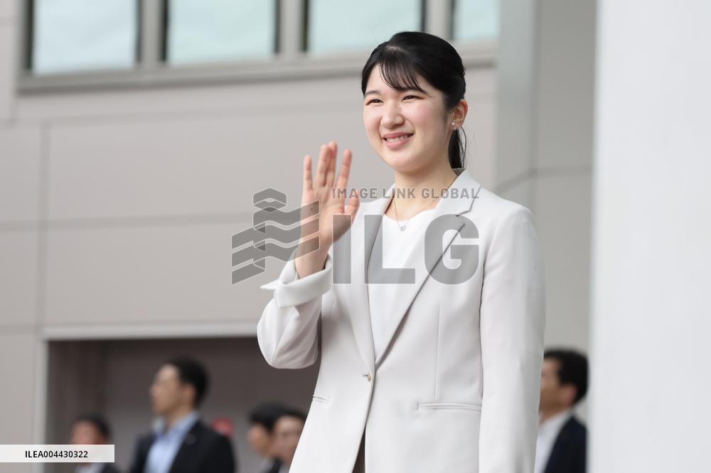 Princess Aiko visits quake-hit prefecture