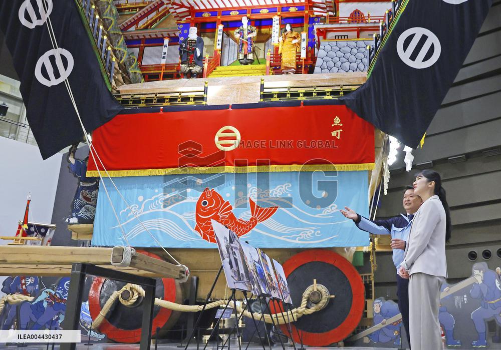 Princess Aiko visits quake-hit city