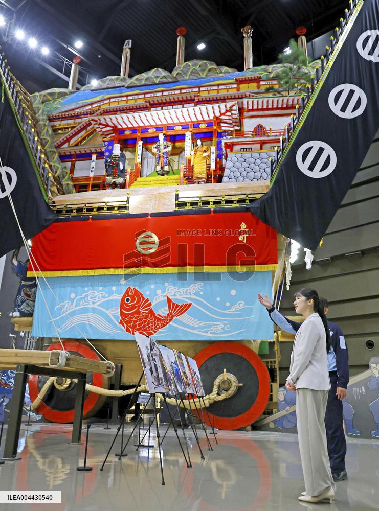 Princess Aiko visits quake-hit city