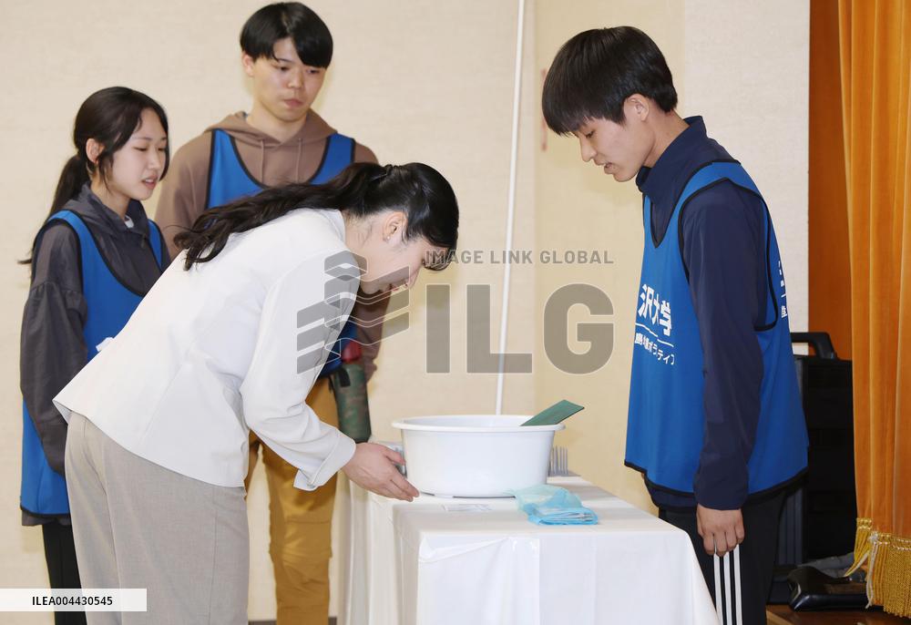 Princess Aiko visits quake-hit city