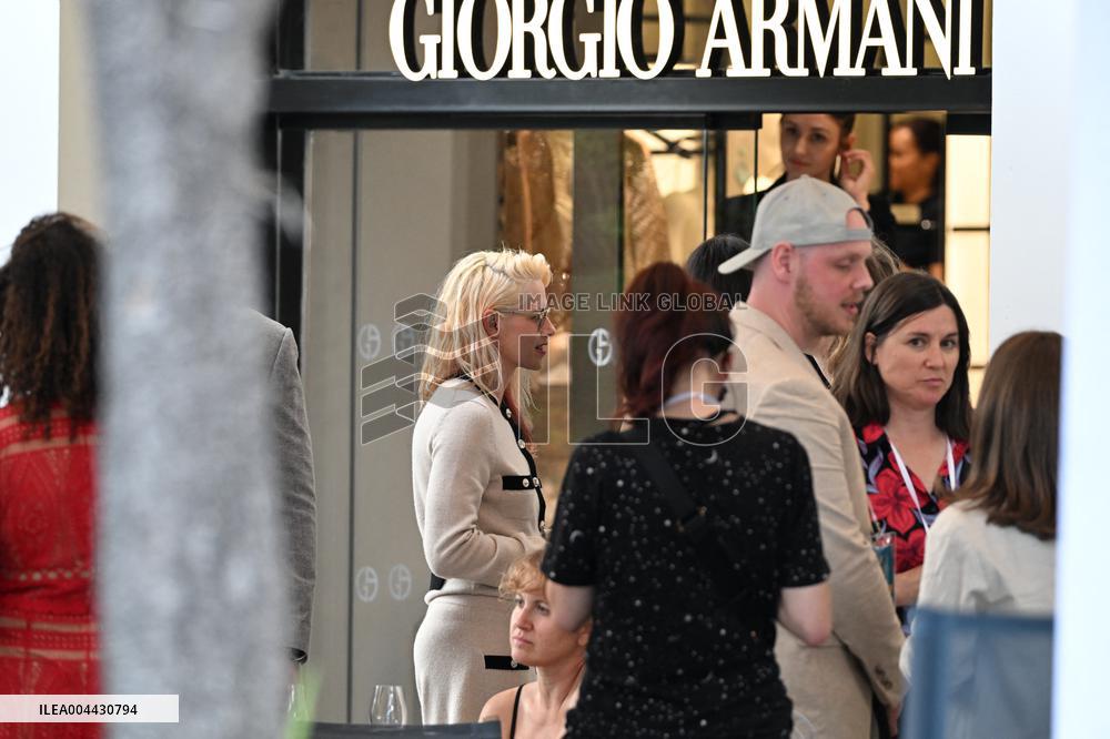 Cannes - Kristen Stewart Was Spotted At The Armani Caffe