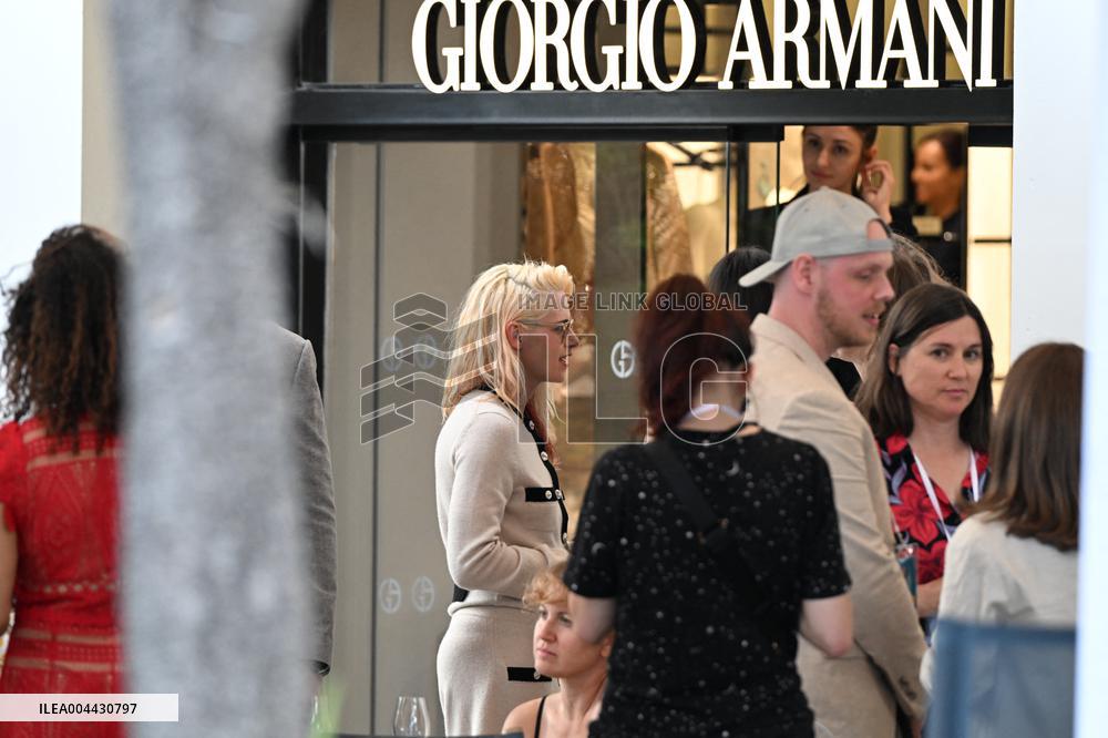 Cannes - Kristen Stewart Was Spotted At The Armani Caffe