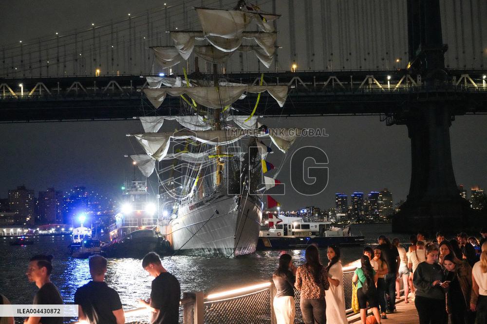 Mexican Navy Ship Cuauhtemoc's Collision With The Brooklyn Bridge - NYC
