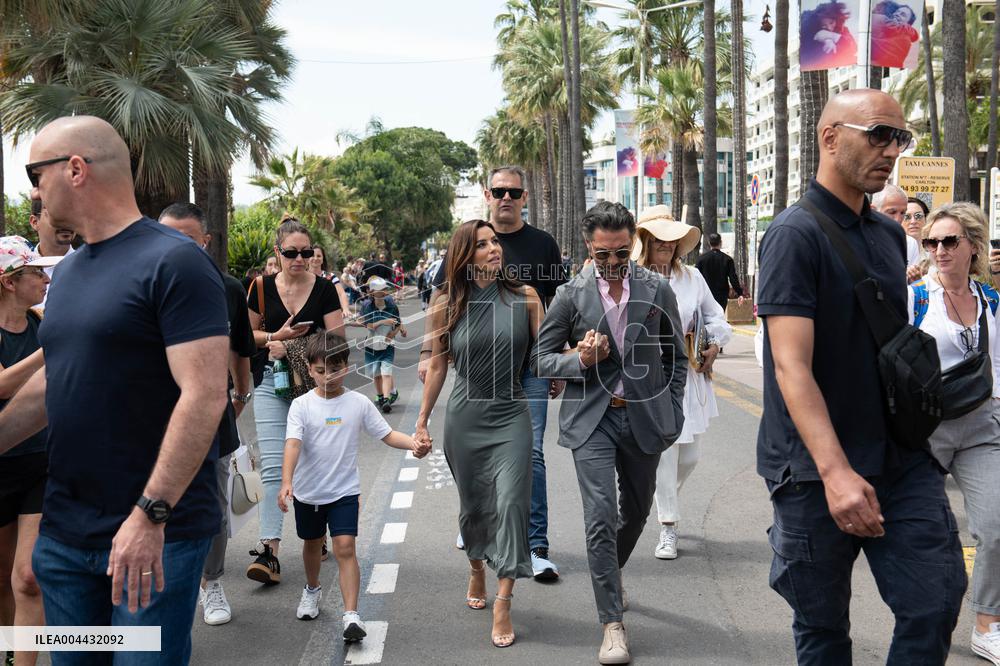 Cannes - Eva Longoria And Family On The Croisette