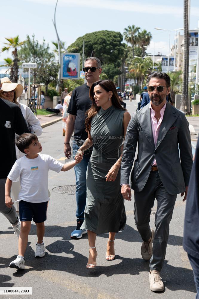 Cannes - Eva Longoria And Family On The Croisette