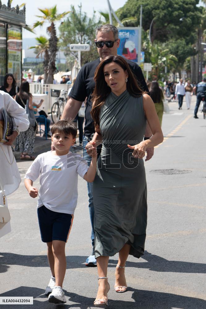 Cannes - Eva Longoria And Family On The Croisette