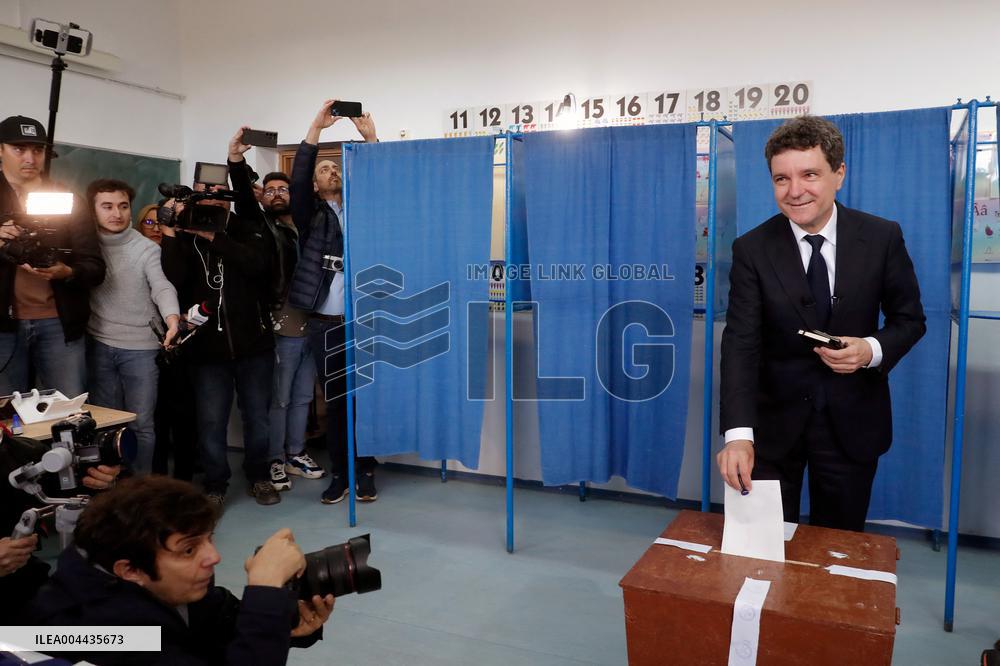 Pro-European Candidate Nicusor Dan Wins The Presidential Election - Bucarest