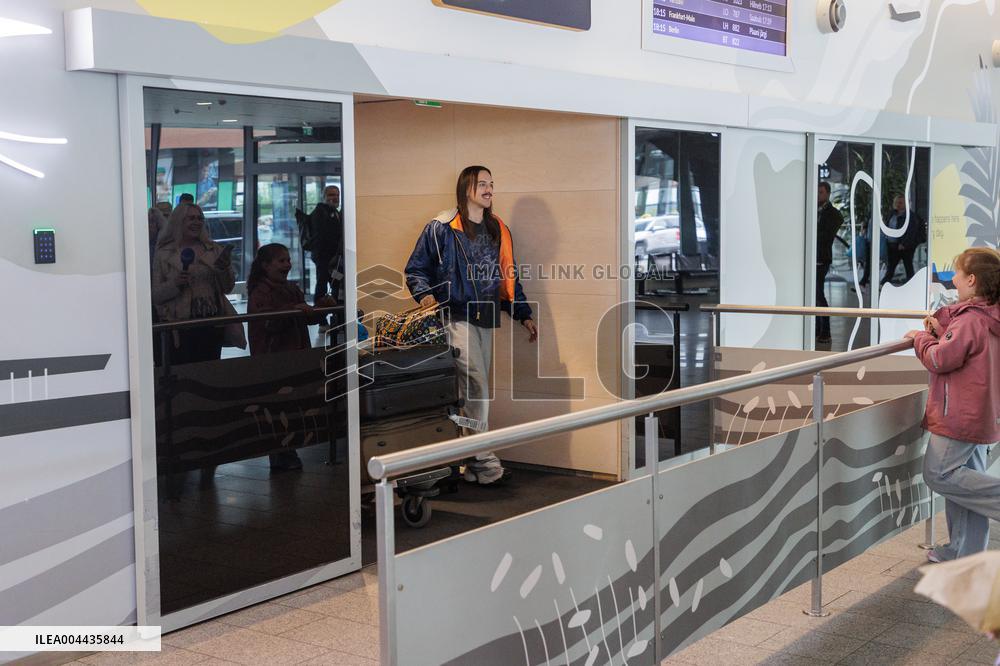 Tommy Cash arriving back home