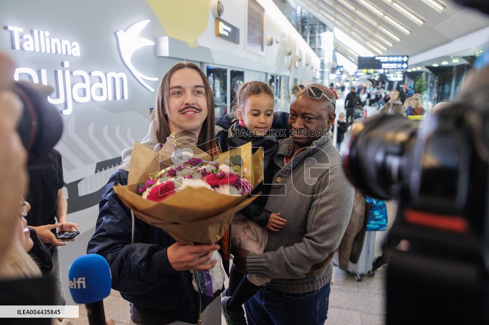 Tommy Cash arriving back home