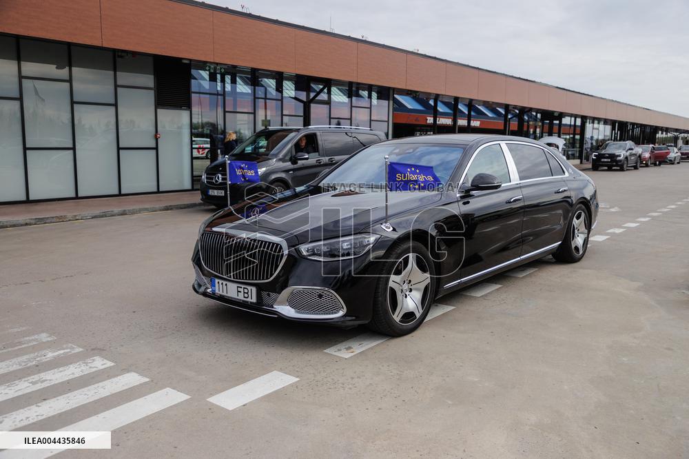 Tommy Cash arriving back home