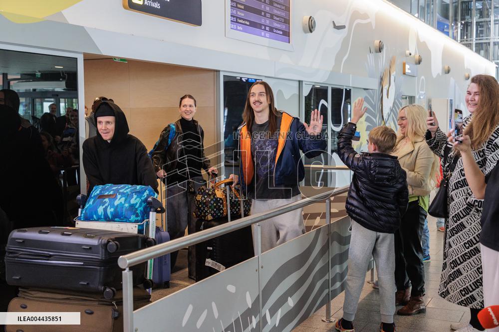 Tommy Cash arriving back home