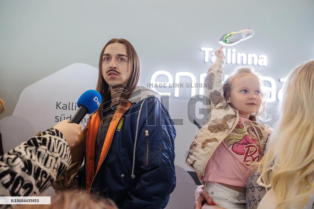 Tommy Cash arriving back home