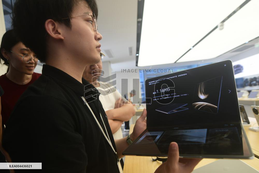 World First Huawei HarmonyOS Foldable Computer MateBook