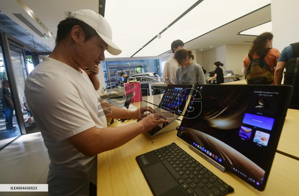 World First Huawei HarmonyOS Foldable Computer MateBook