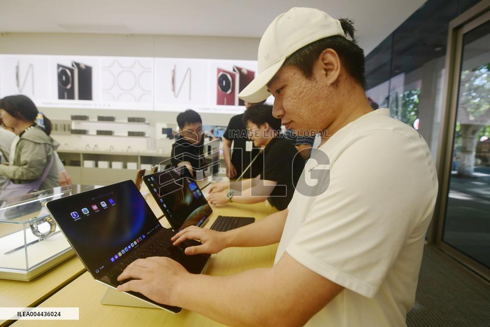 World First Huawei HarmonyOS Foldable Computer MateBook