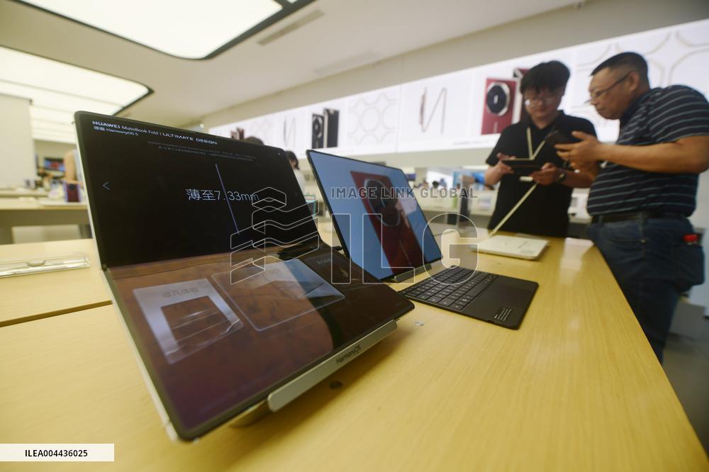 World First Huawei HarmonyOS Foldable Computer MateBook