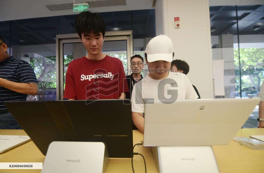 World First Huawei HarmonyOS Foldable Computer MateBook