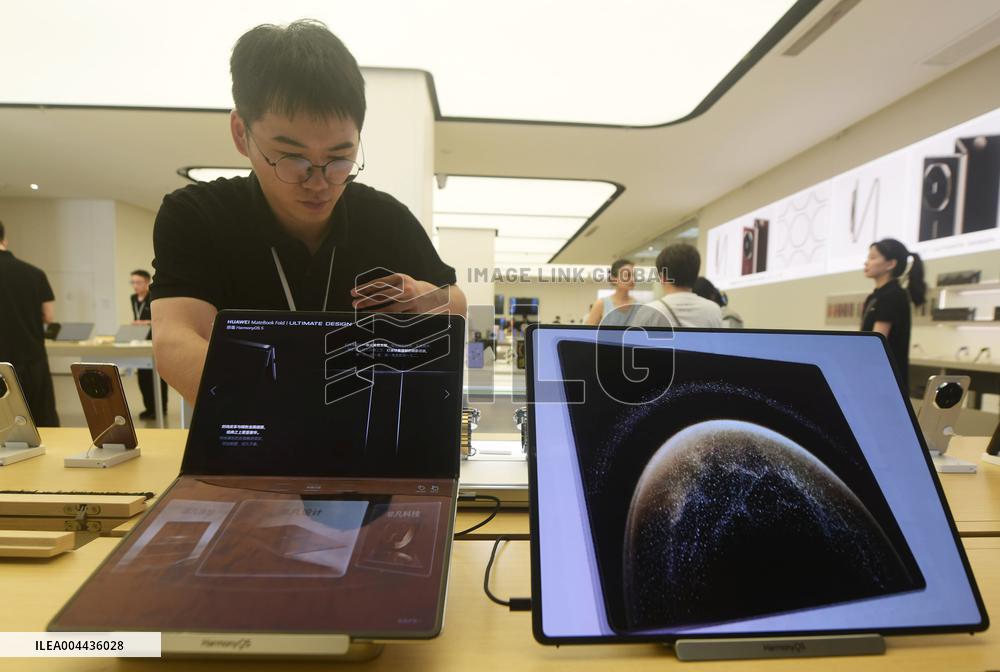 World First Huawei HarmonyOS Foldable Computer MateBook