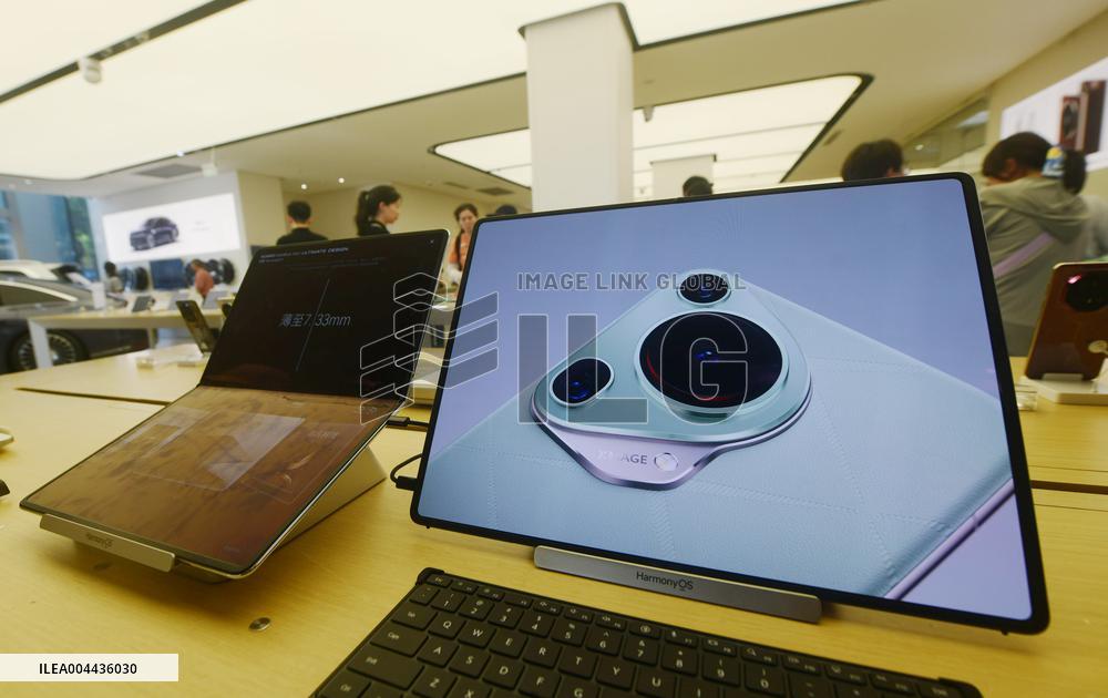 World First Huawei HarmonyOS Foldable Computer MateBook