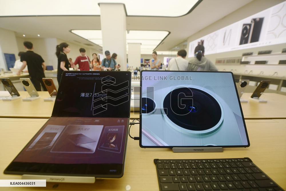 World First Huawei HarmonyOS Foldable Computer MateBook